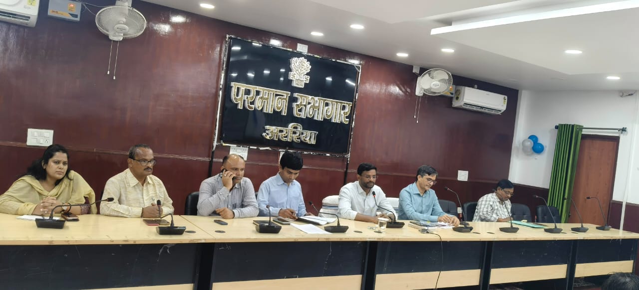 अररिया फोटो:डीएम की अधिकारियों के साथ बैठक