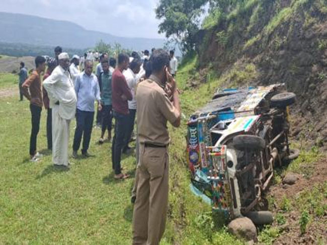 फोटो: पुणे के खेड़ में गहरी खाई में गिरे पिकअप वाहन में फंसे यात्रियों को निकालने का काम जारी