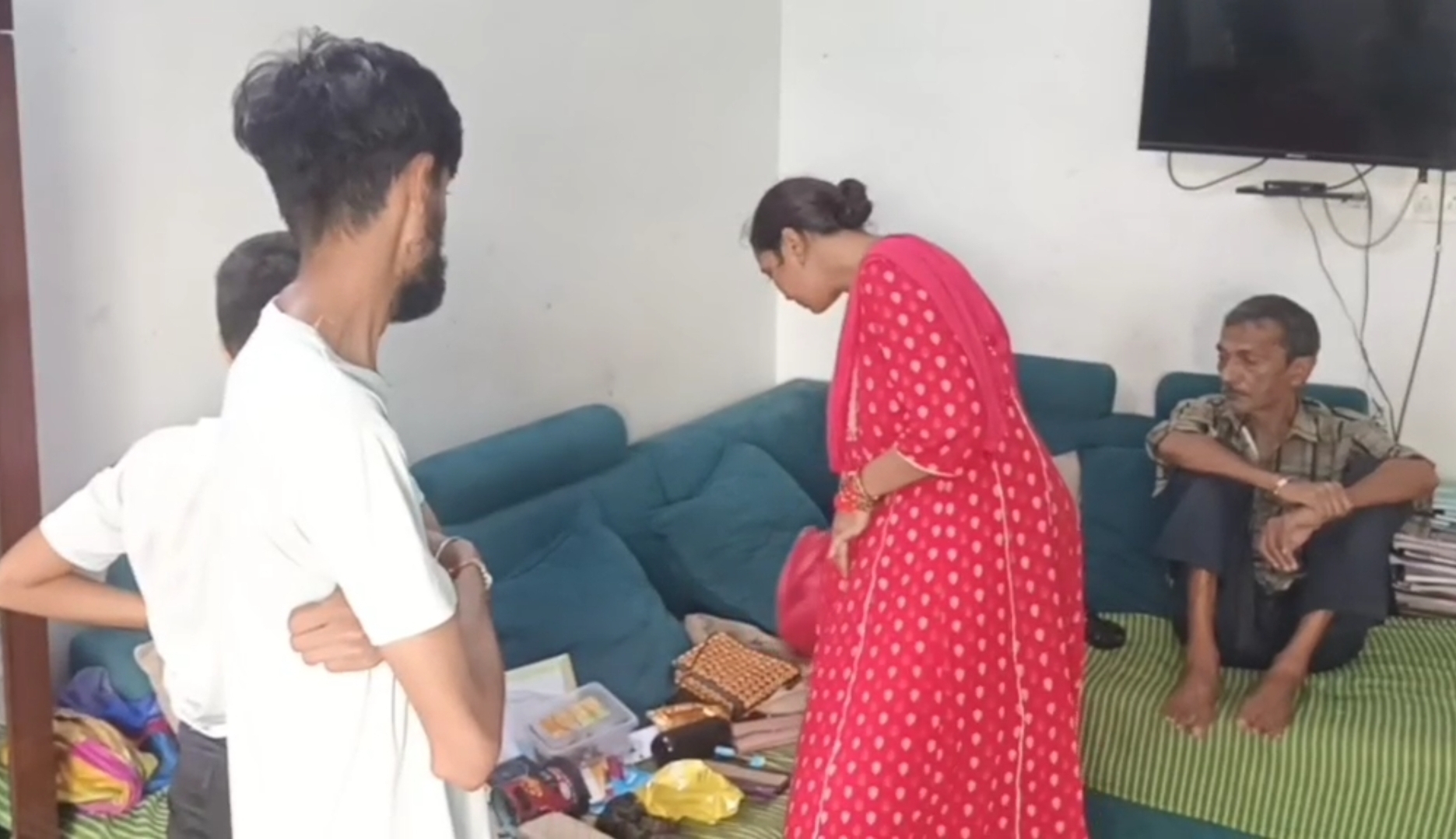 चोरी के बिखरा समान देखते पोडित