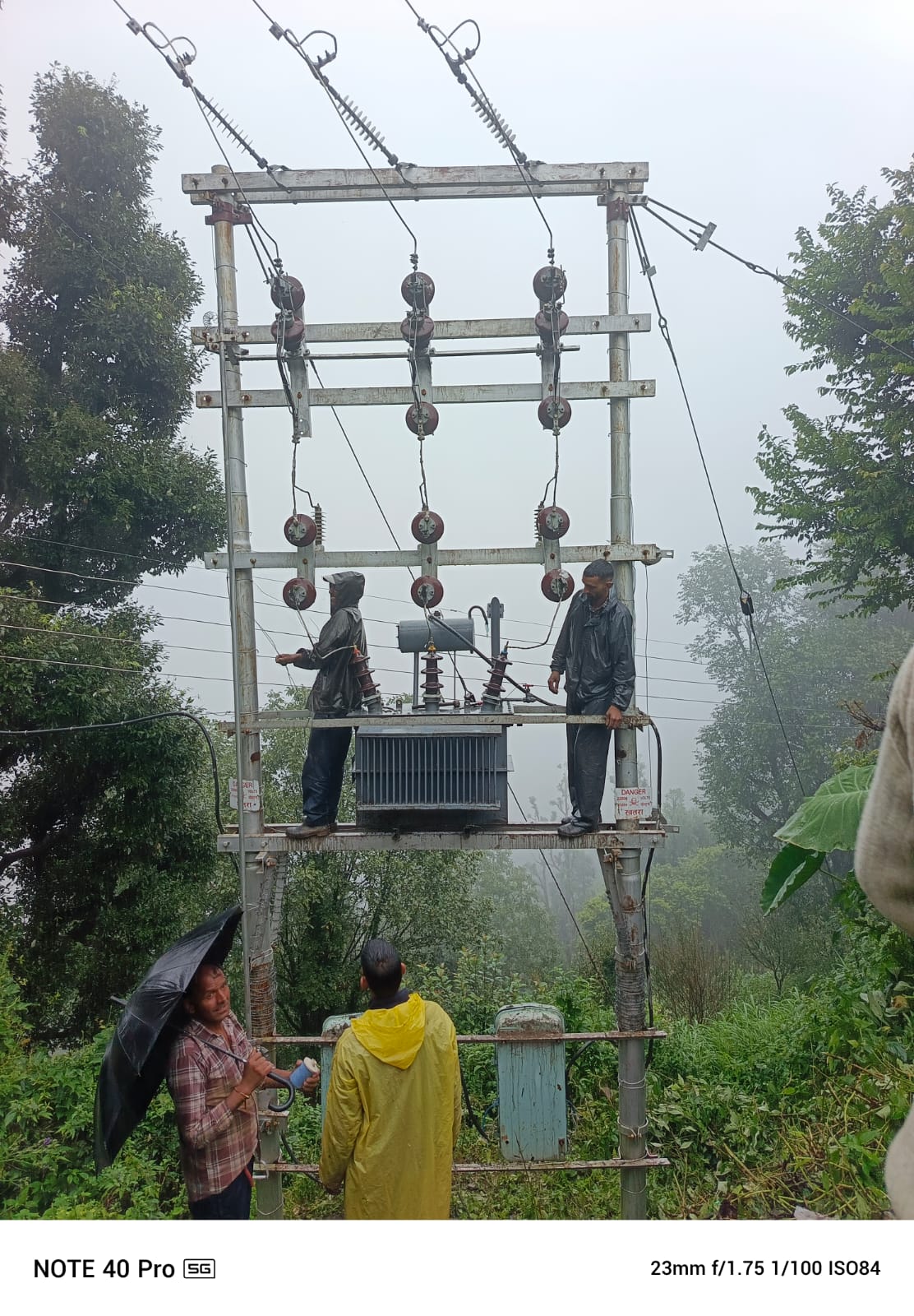 आपदा प्रभावित क्षेत्रों में बिजली की बहाली करते बिजली कर्मी। आपदा प्रभावित क्षेत्रों में बिजली की बहाली करते बिजली कर्मी।