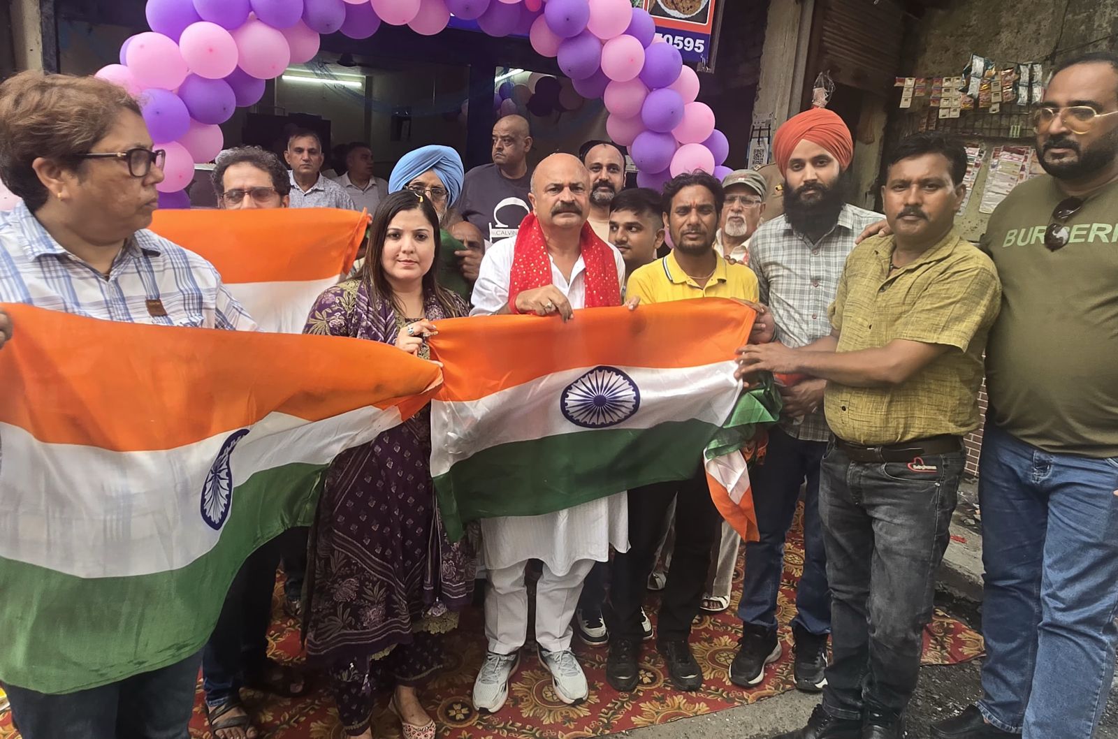 हर घर तिरंगा अभियान के तहत युधवीर सेठी ने बांटे राष्ट्रीय ध्वज