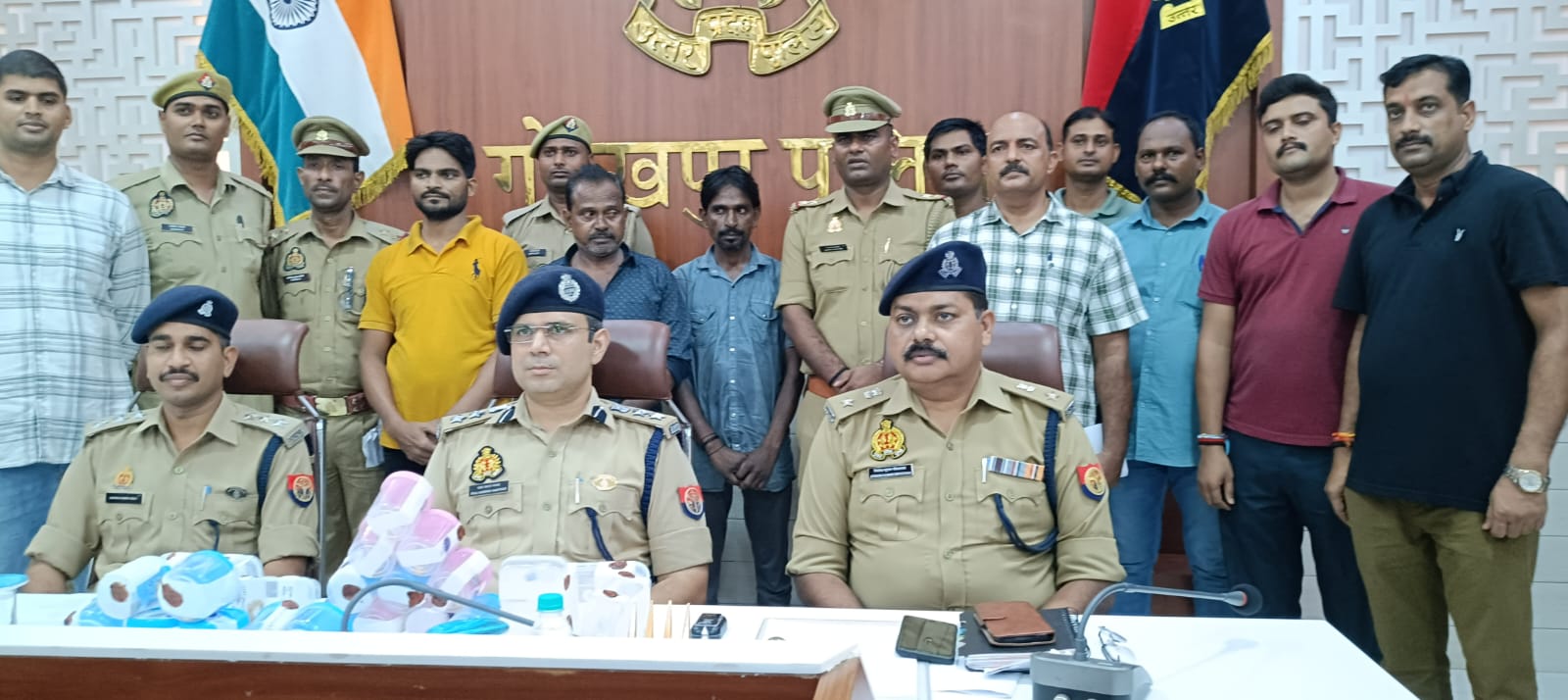 *लगभग 11 लाख के जेवरात के साथ पुलिस ने तीन आरोपियों को किया गिरफ्तार* *लगभग 11 लाख के जेवरात के साथ पुलिस ने तीन आरोपियों को किया गिरफ्तार*
