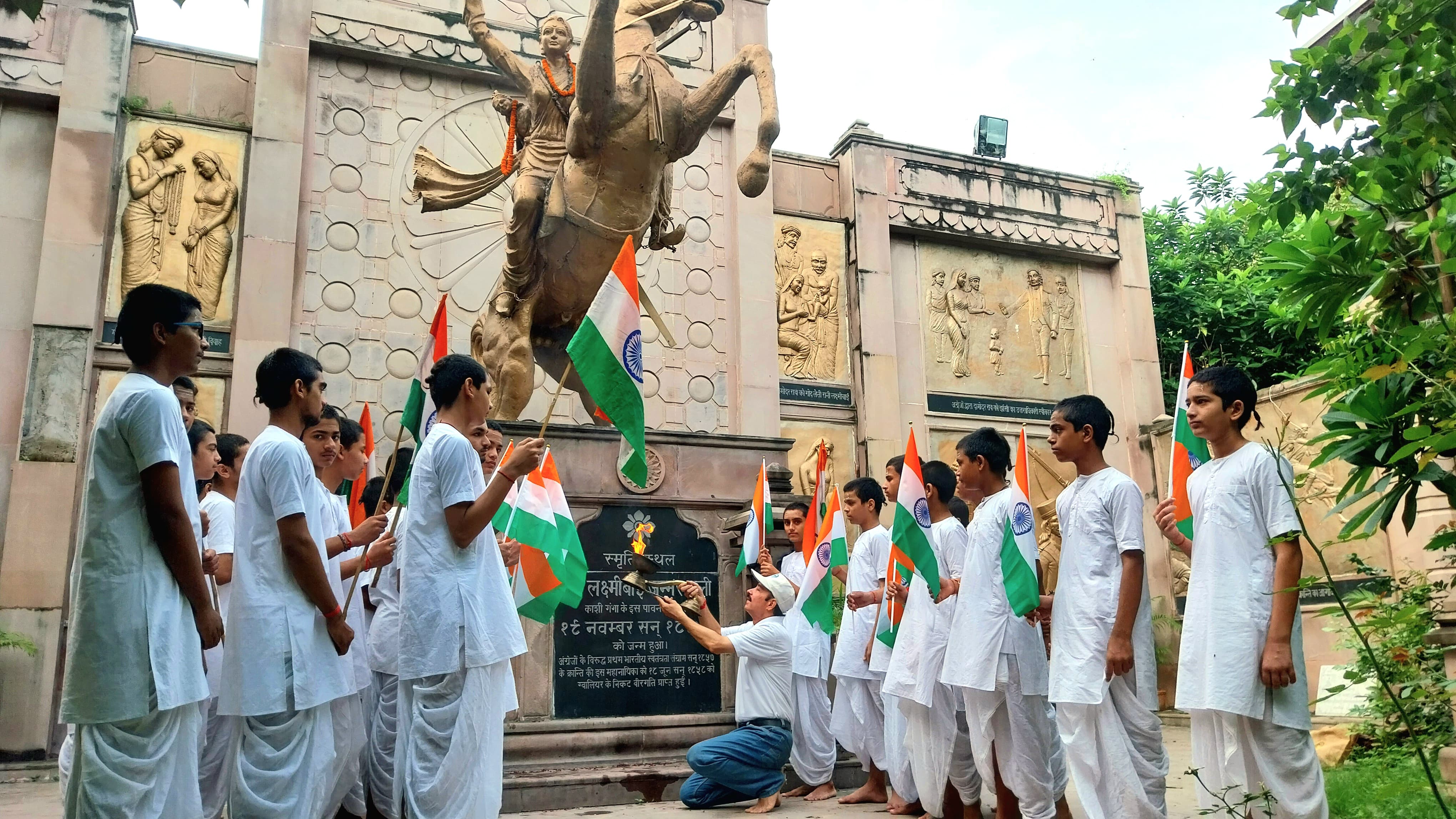 वीरांगना लक्ष्मी बाई की जन्मस्थली भदैनी में  तिरंगा लहराते बटुक