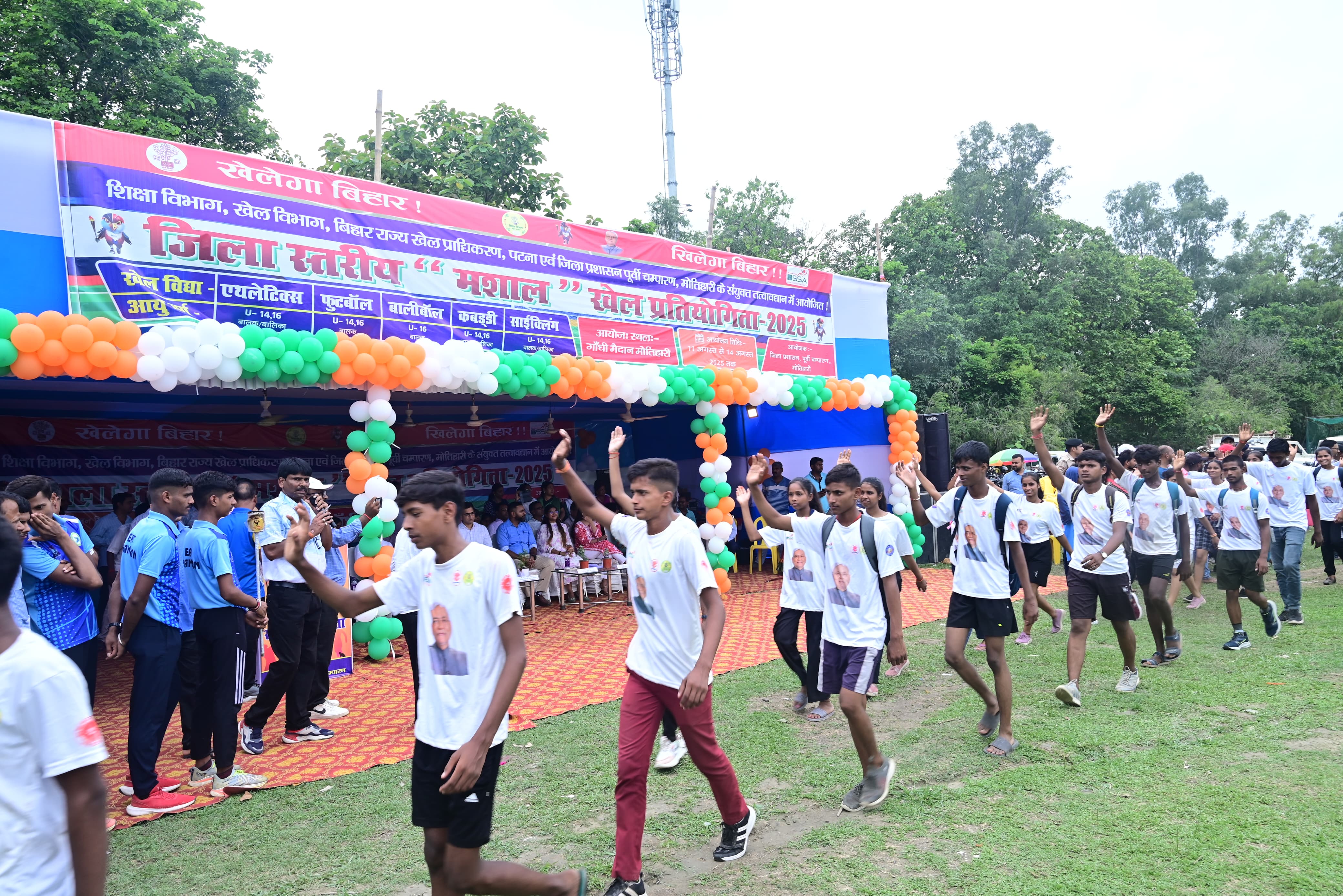 मशाल प्रतियोगिता में मार्च पास्ट करते प्रतिभागी
