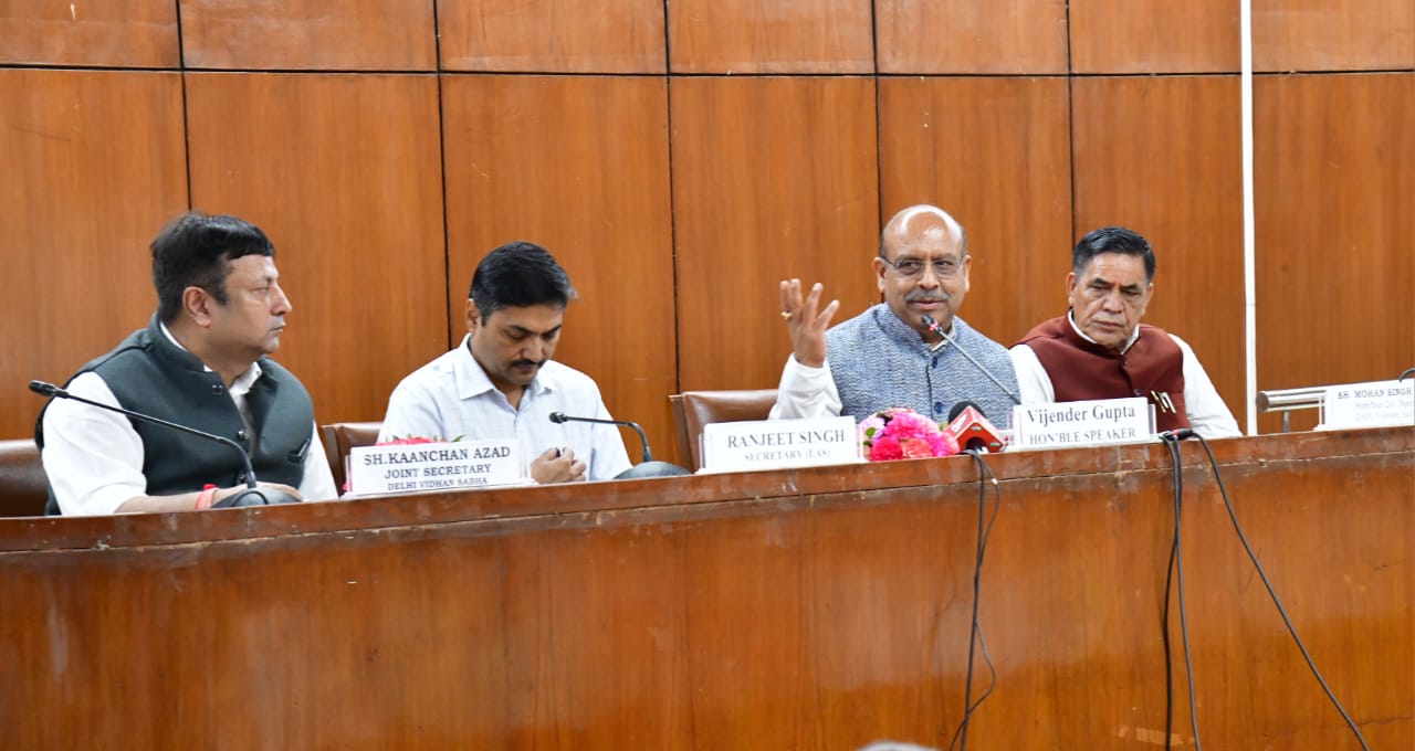 दिल्ली विधानसभा में  सोमवार को प्रेस कांफ्रेंस को संबोधित करते अध्यक्ष विजेंद्र गुप्ता