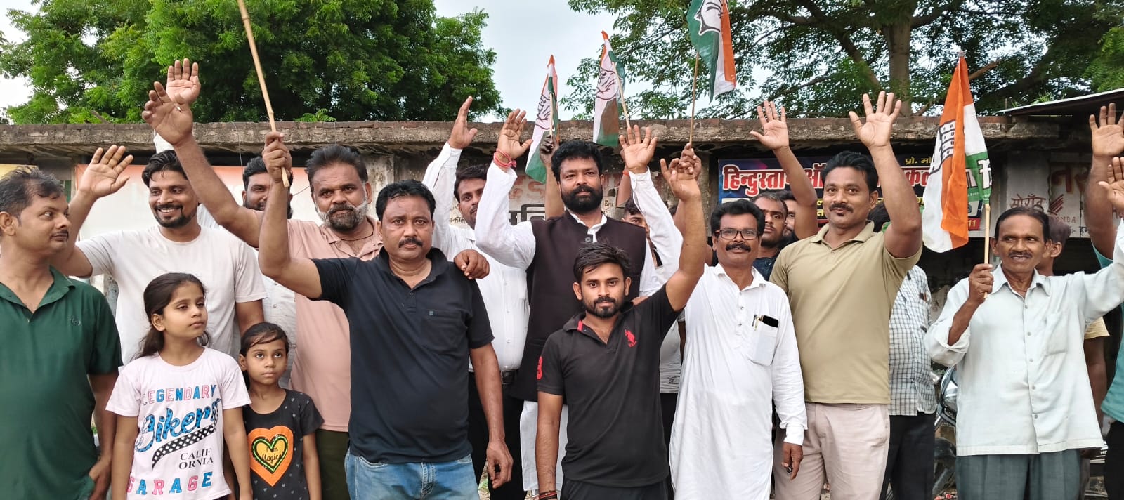 राहुल गांधी मामले में विरोध दर्ज कराते कांग्रेस पार्टी के कार्यकर्ताओं का छाया चित्र राहुल गांधी मामले में विरोध दर्ज कराते कांग्रेस पार्टी के कार्यकर्ताओं का छाया चित्र