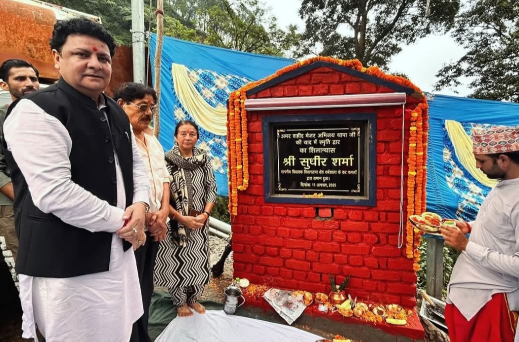 विधायक सुधीर शर्मा स्मृति द्वार का शिलान्यास करते हुए।