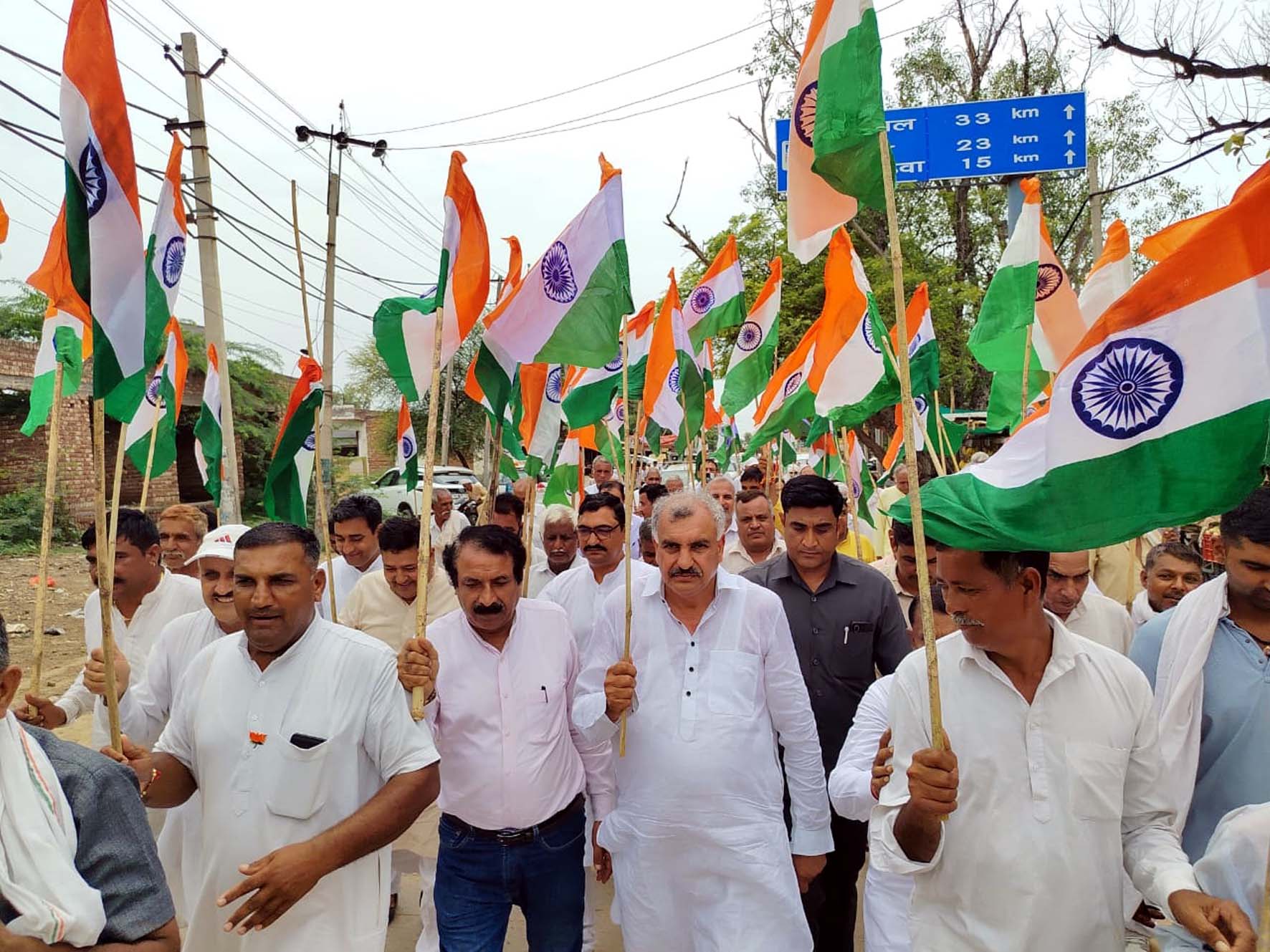 तिरंगा यात्रा के दौरान उपस्थित विधायक रणधीर पनिहार।