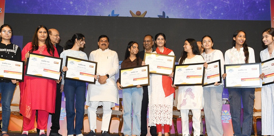 स्कॉलरशिप वितरण कार्यक्रम स्कॉलरशिप वितरण कार्यक्रम