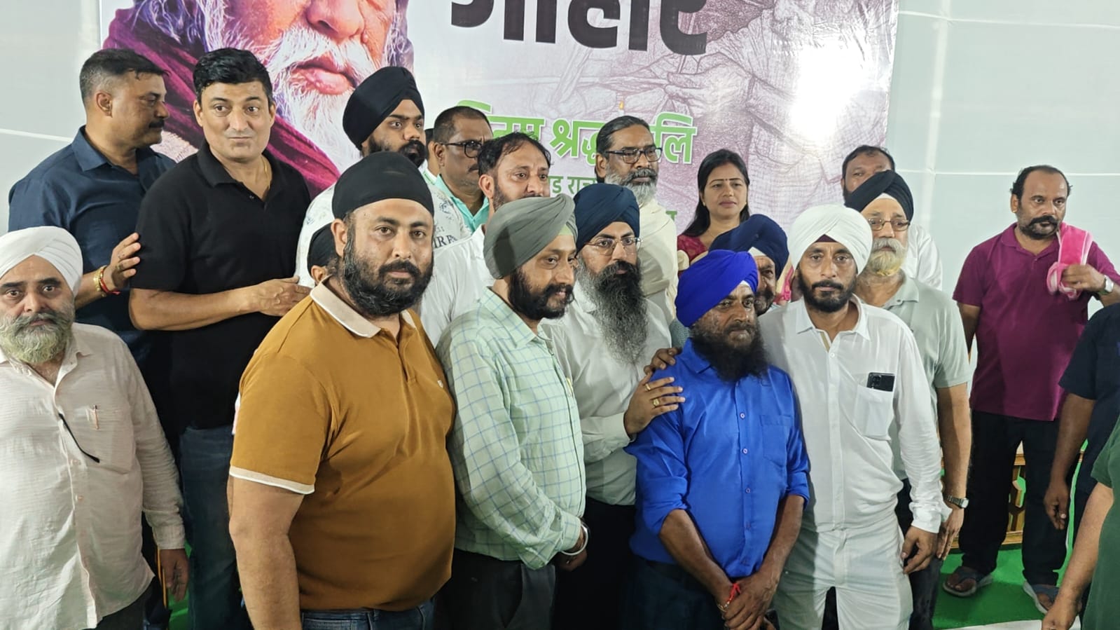मुख्यमंत्री के साथ सिख समाज के लोग