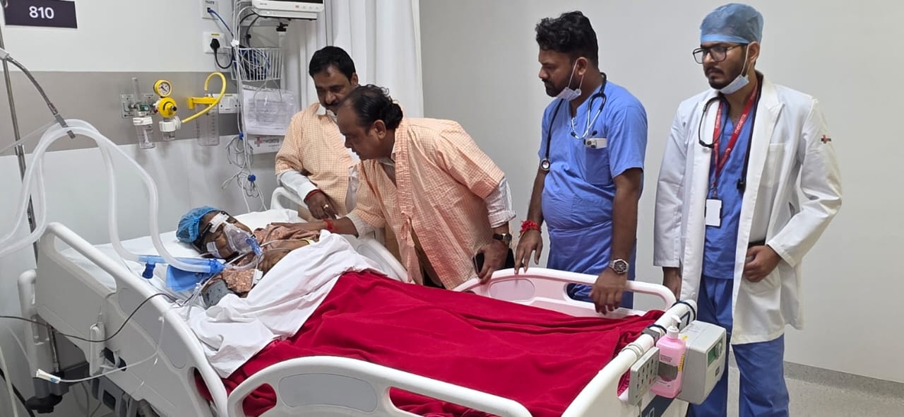 अस्पताल में मंत्री संजय की बीमार मां को देखते मंत्री इरफान