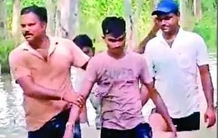पेड़ से रेस्क्यू करने के बाद संभल जिले के कुढ़फतेहपुर निवासी सत्यपाल को लेकर आते गोताखोर।