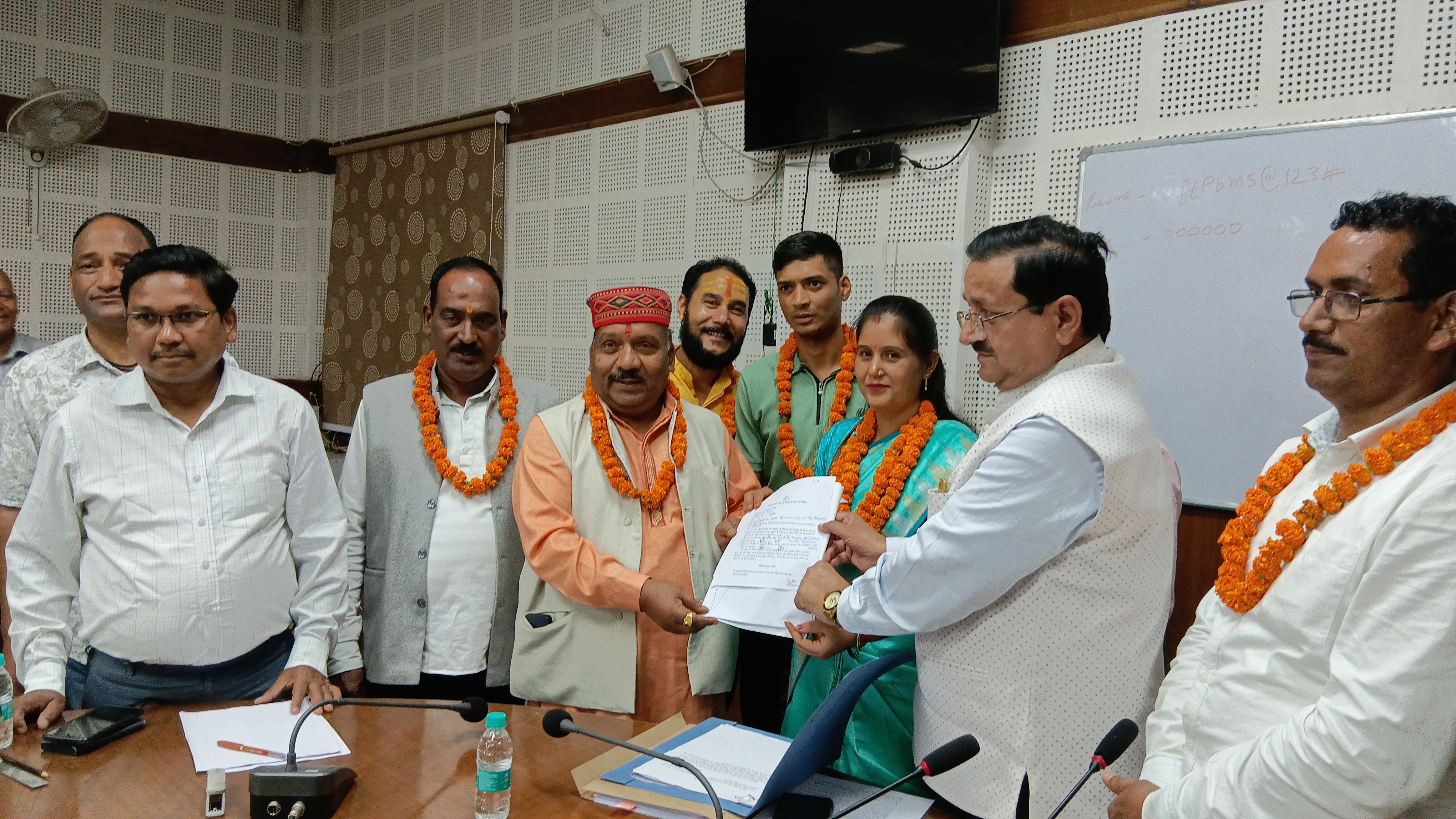 पौड़ी जिला पंचायत अध्यक्ष पद पर भाजपा प्रत्याशी रचना बुटोला ने किया नामांकन।