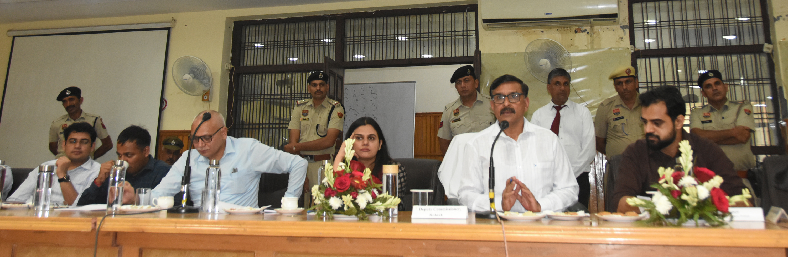 परिवेदना समिति की बैठक लेते उपायुक्त धमेंद्र सिंह।