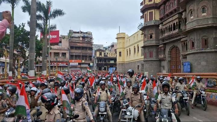 इंदौर पुलिस ने निकाली विशाल तिरंगा यात्रा