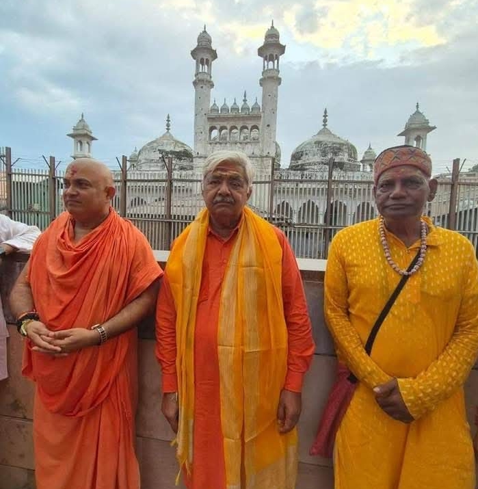 ज्ञानवापी के सम्मुख फोटो खिंचवाते विश्व हिंदू परिषद के अध्यक्ष (मध्य में)