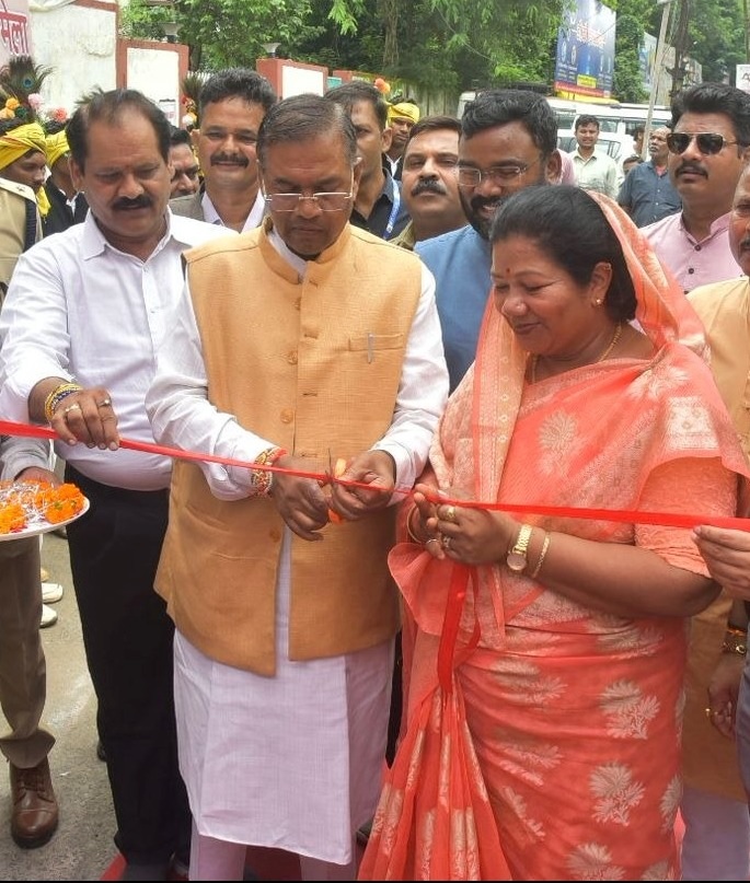 आकांक्षा हाट का शुभारंभ करते हुए मंत्री सम्पतिया उईके और सांसद फग्गन सिंह कुलस्ते