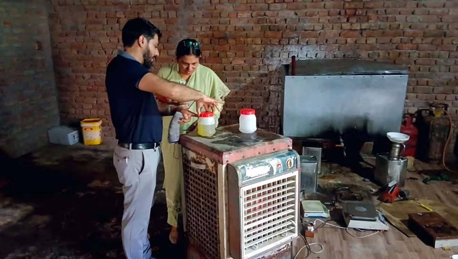 छापेमारी के दिन सैंपल लेते टीम। छापेमारी के दिन सैंपल लेते टीम।