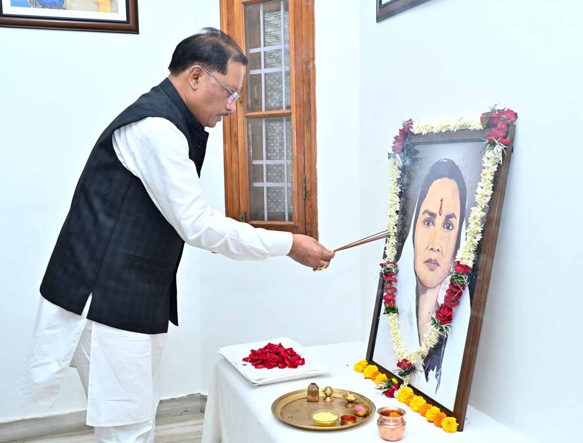 मुख्यमंत्री साय  मिनीमाता की पुण्यतिथि पर  नमन करते
