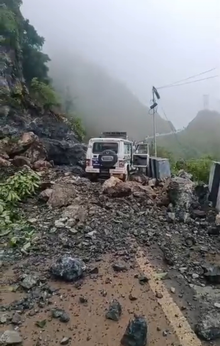 शिलाई मार्ग पर काली ढ़ाग के पास लैंडस्लाइड, आयुष विभाग की बोलेरो पर गिरे पत्थर – ड्राइवर बाल-बाल बचे