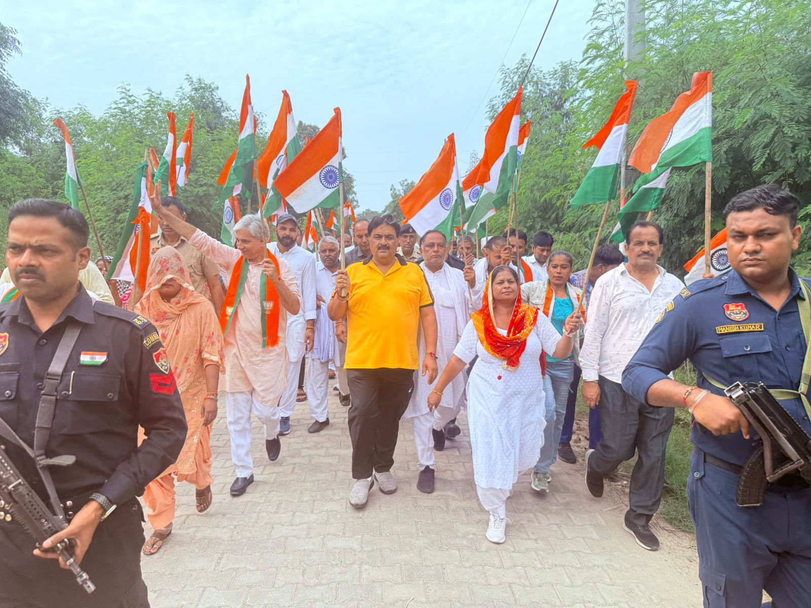तिरंगा यात्रा में शामिल डा. कृष्ण मिड्ढा।