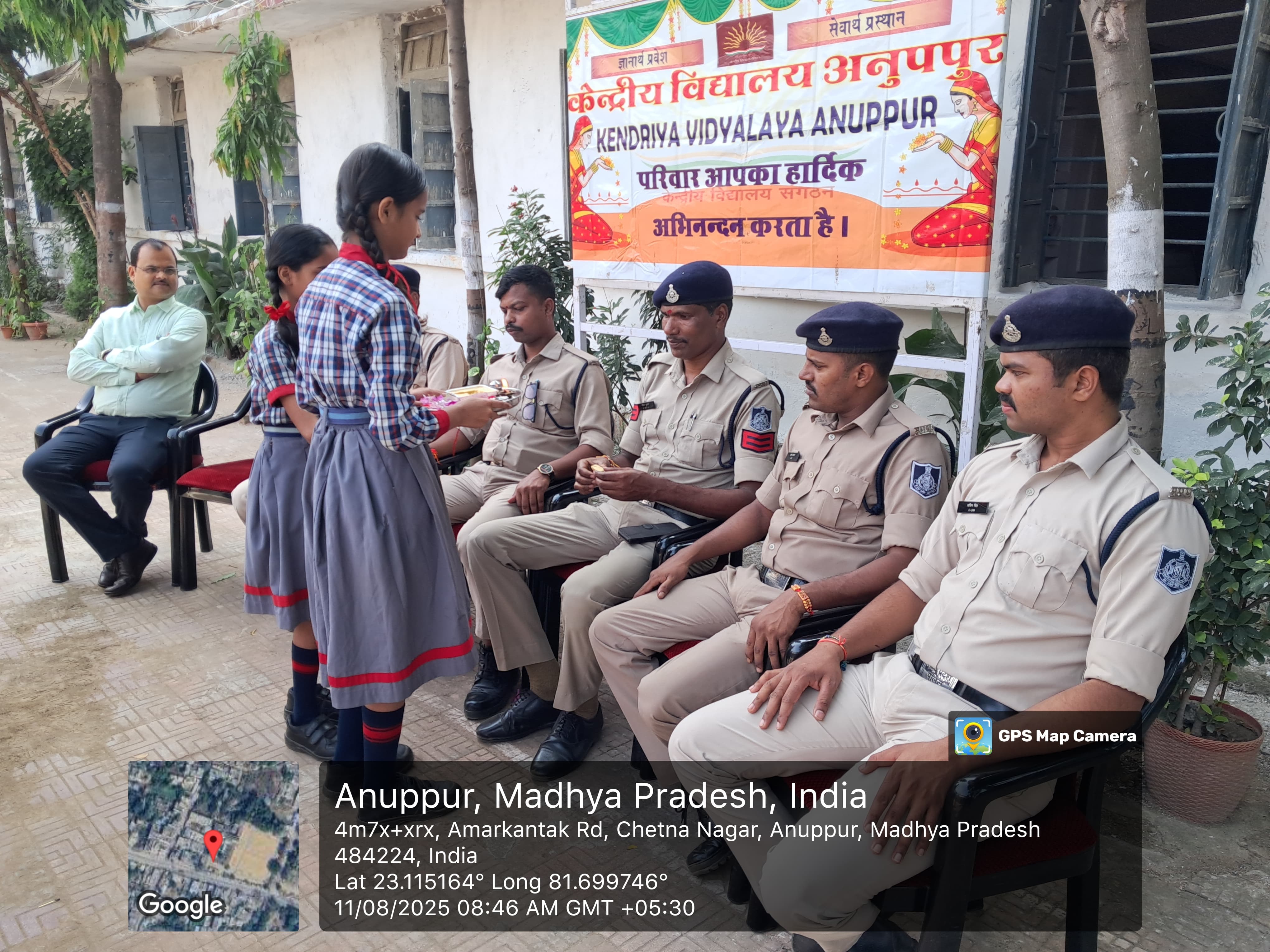 पुलिस जवानों को रक्षासूत्र बांधती  केन्द्रीय विद्यालय की छात्रायें
