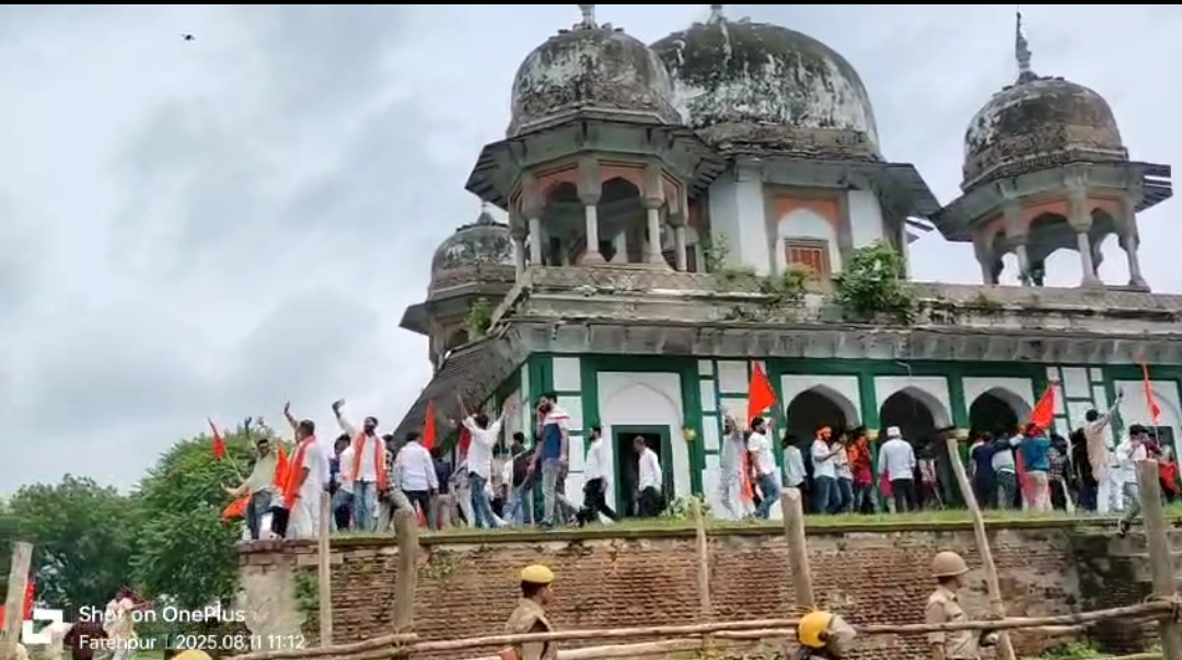 घटना स्थल पर बवाल करते लोग