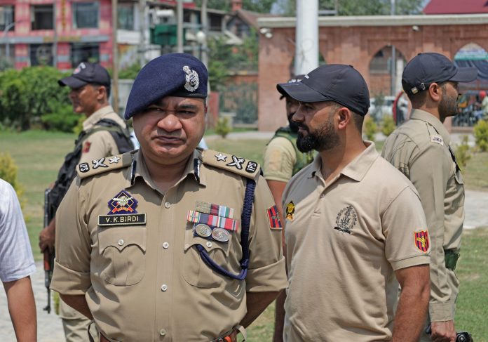 स्वतंत्रता दिवस समारोह को सुचारू और शांतिपूर्ण ढंग से संपन्न कराने के लिए बहुस्तरीय सुरक्षा व्यवस्था की जा रही है- पुलिस महानिरीक्षक स्वतंत्रता दिवस समारोह को सुचारू और शांतिपूर्ण ढंग से संपन्न कराने के लिए बहुस्तरीय सुरक्षा व्यवस्था की जा रही है- पुलिस महानिरीक्षक