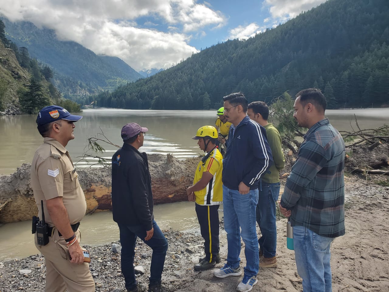 नदी किनारे रहने वालों को सुरक्षित स्थानों पर शिफ्ट करें : डीएम