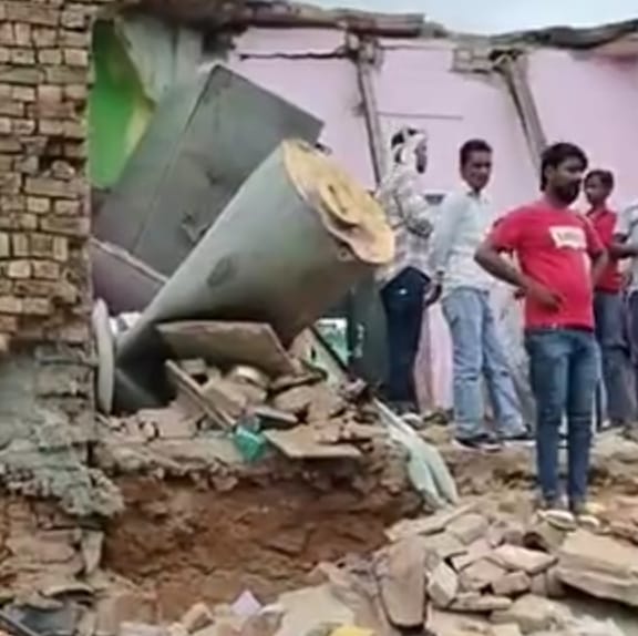फोटो : गांव रीठठ में मकान गिरने के बाद पड़ा मलबा