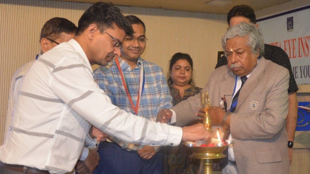 सीएल गुप्ता नेत्र संस्थान मुरादाबाद में ए काइन उप्र स्टेट चैप्टर की सातवीं एनुअल मीटिंग का दीप प्रज्जवलित करते अतिथि।