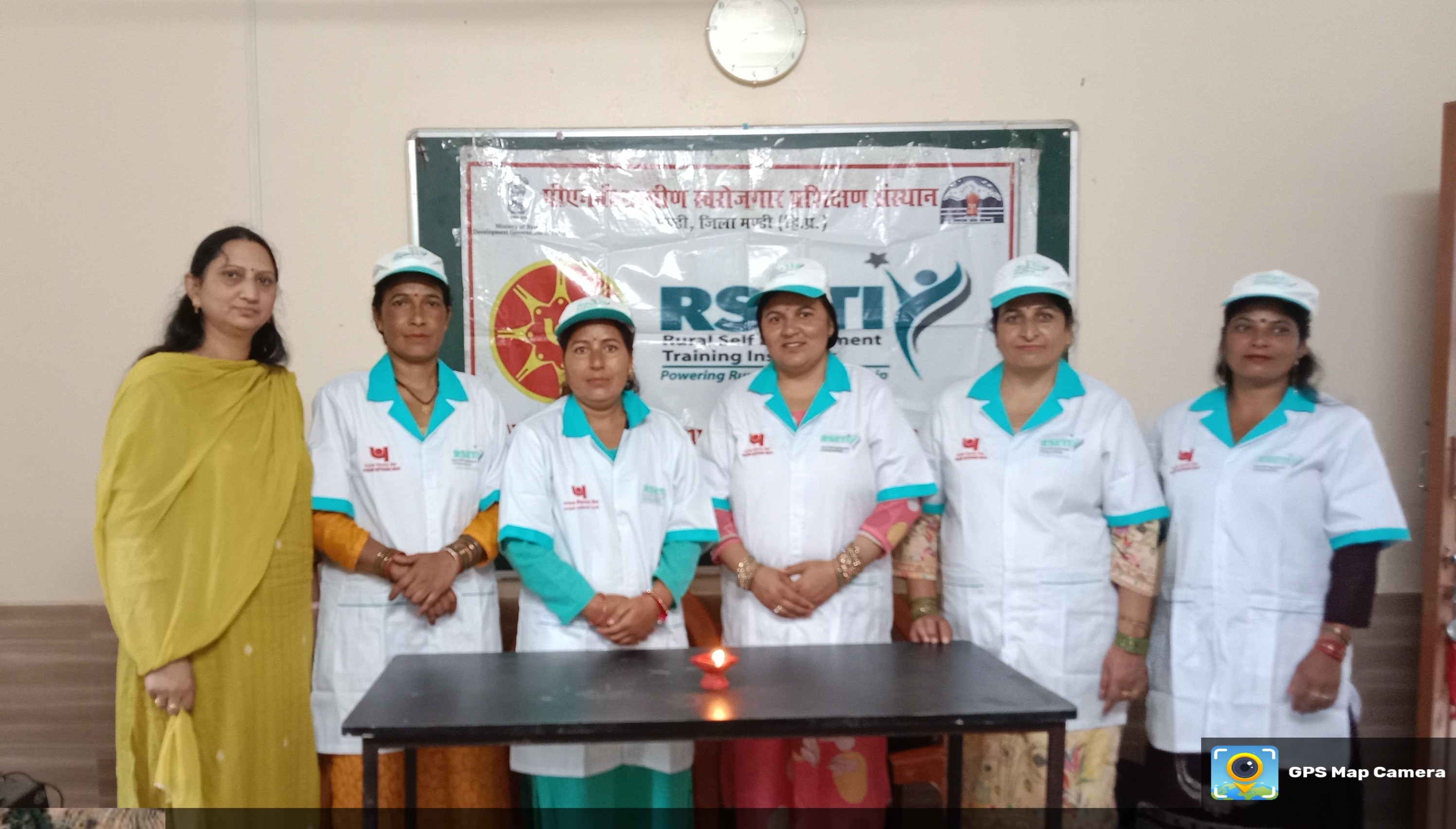 मोमबती प्रशिक्षण कार्यक्रम के शुभारंभ पर प्रशिक्षु।