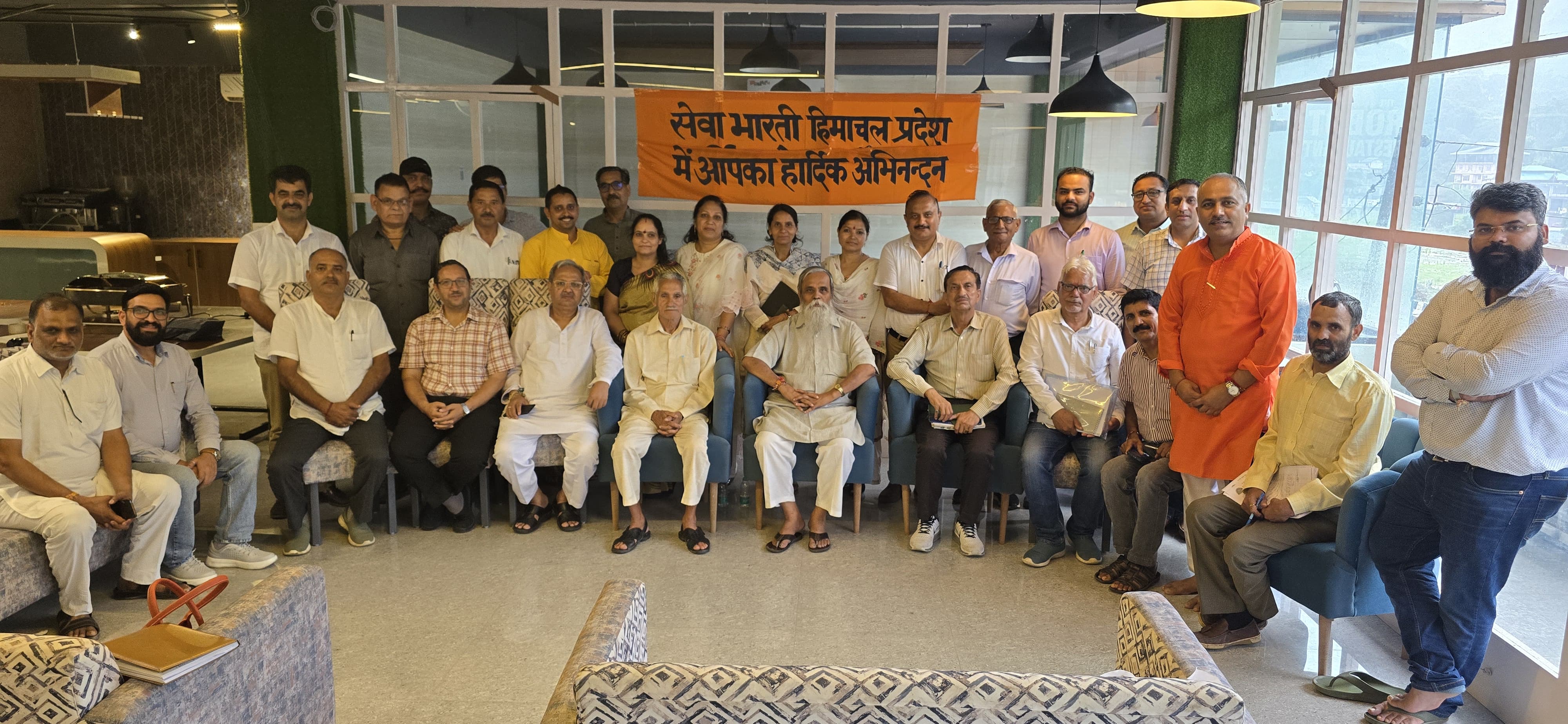 सेवा भारती हिमाचल प्रदेश के नवनिर्वाचित अध्यक्ष विनोद अग्रवाल अपनी कार्यकारिणी के साथ।