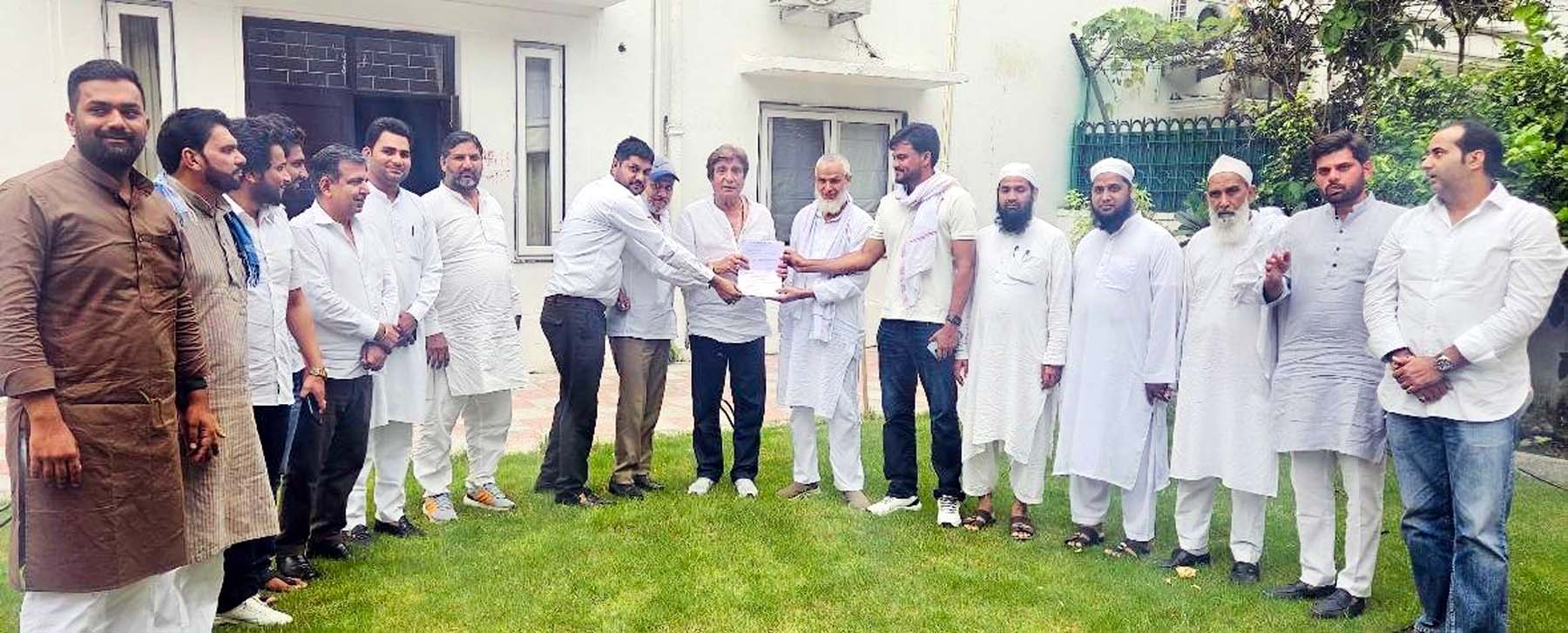 राज बब्बर को ज्ञापन सौंपते मेवात क्षेत्र के मौजिज लोग।