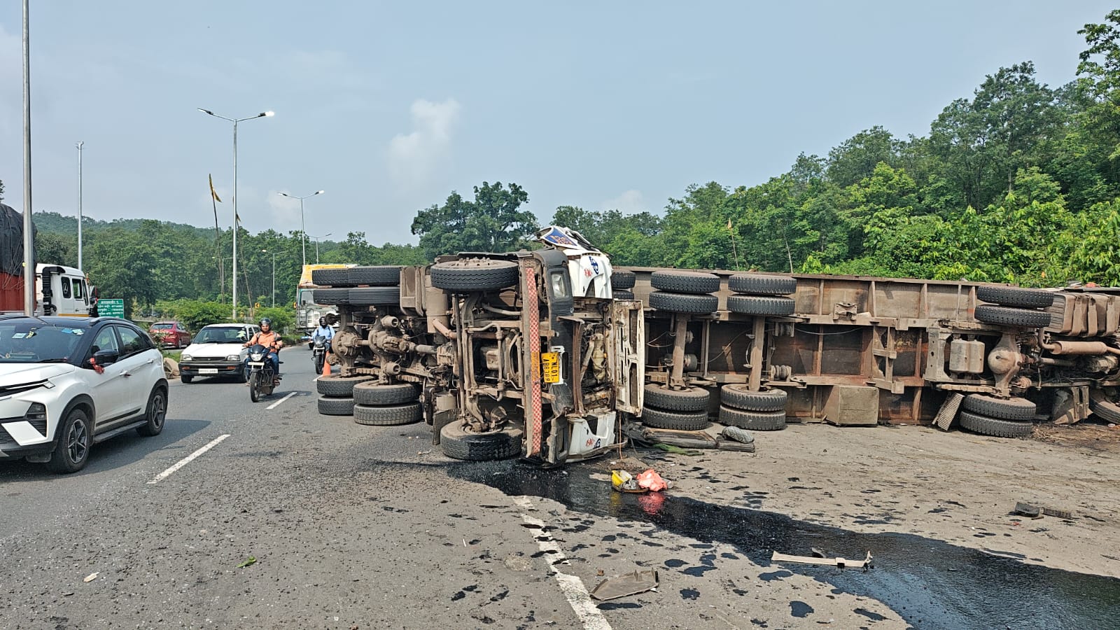 घाटी में दुर्घटनाग्रस्त वाहन