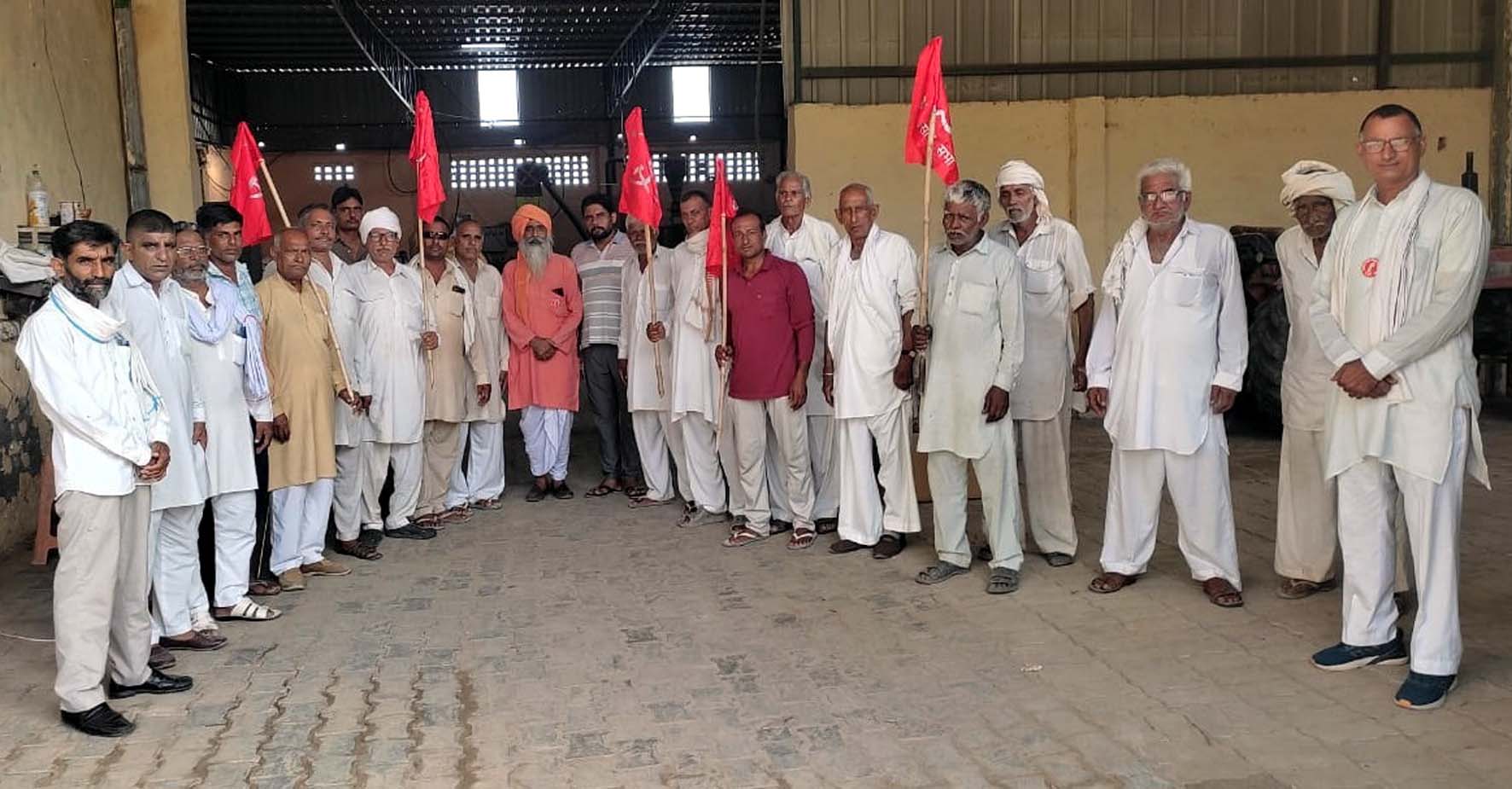 गांव मंगाली के किसान बैठक करते किसान सभा पदाधिकारी।।