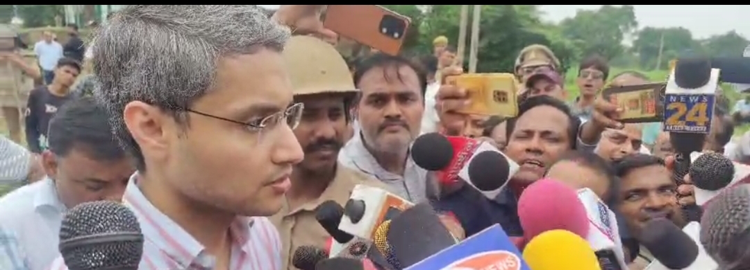 घटना स्थल पर मौजूद जिलाधिकारी रविन्द्र सिंह