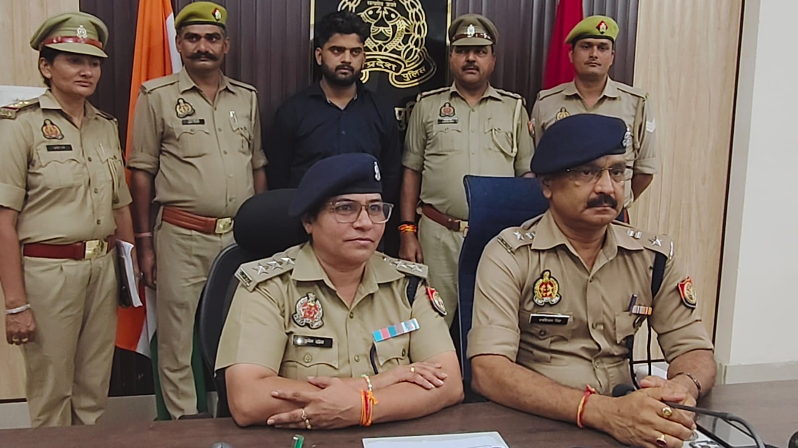 सोमनाथ धमीजा एंड संस से चोरी हुए 6,75,000/- की घटना का खुलासा करते एसपी सिटी कुमार रणविजय सिंह और सीओ कोतवाली सुनीता दहिया व पुलिस गिरफ्त में आरोपित नौकर अनिकेत। सोमनाथ धमीजा एंड संस से चोरी हुए 6,75,000/- की घटना का खुलासा करते एसपी सिटी कुमार रणविजय सिंह और सीओ कोतवाली सुनीता दहिया व पुलिस गिरफ्त में आरोपित नौकर अनिकेत।