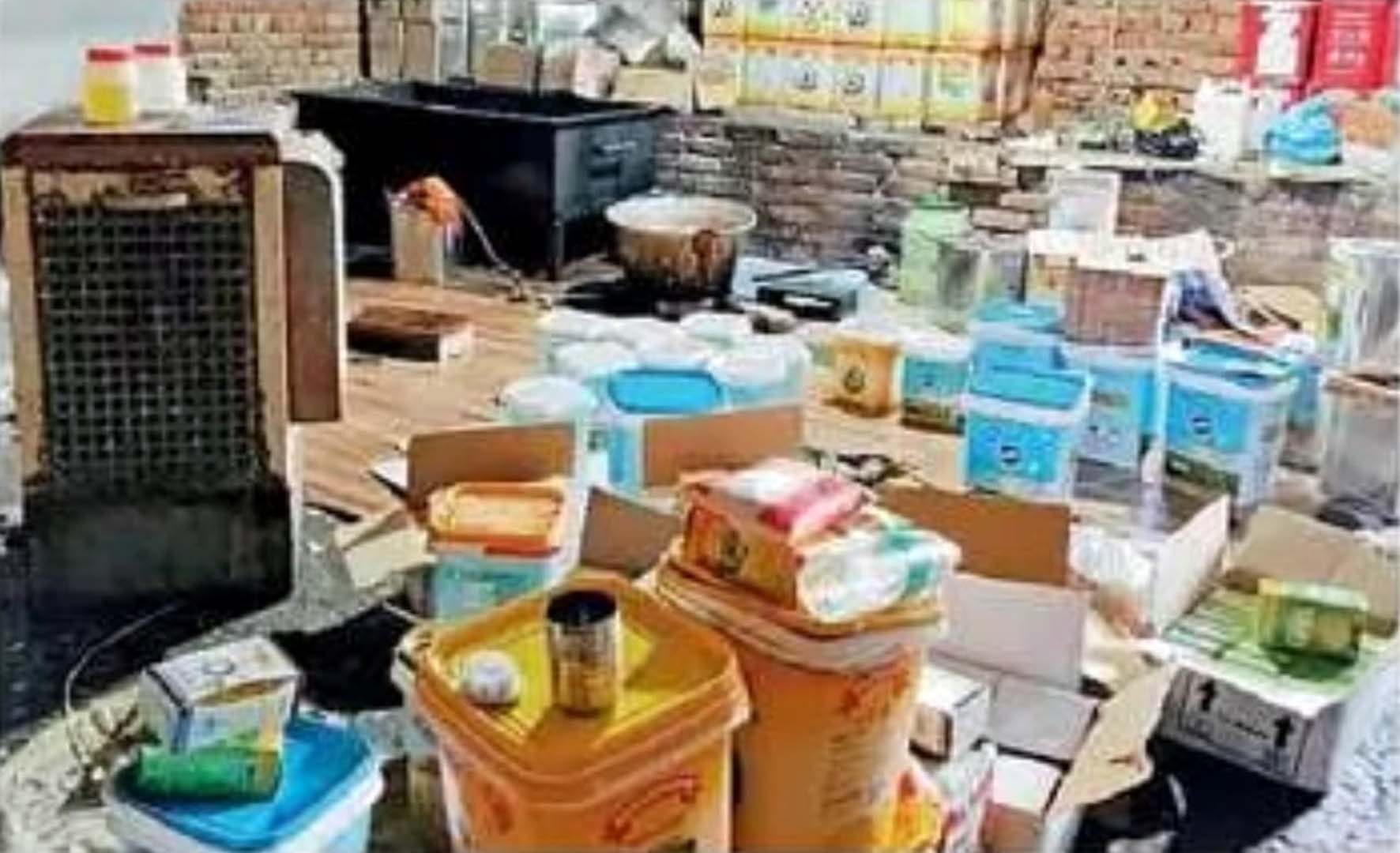 छापेमारी के दिन फैक्ट्री में पड़ा घी व अन्य सामान। छापेमारी के दिन फैक्ट्री में पड़ा घी व अन्य सामान।