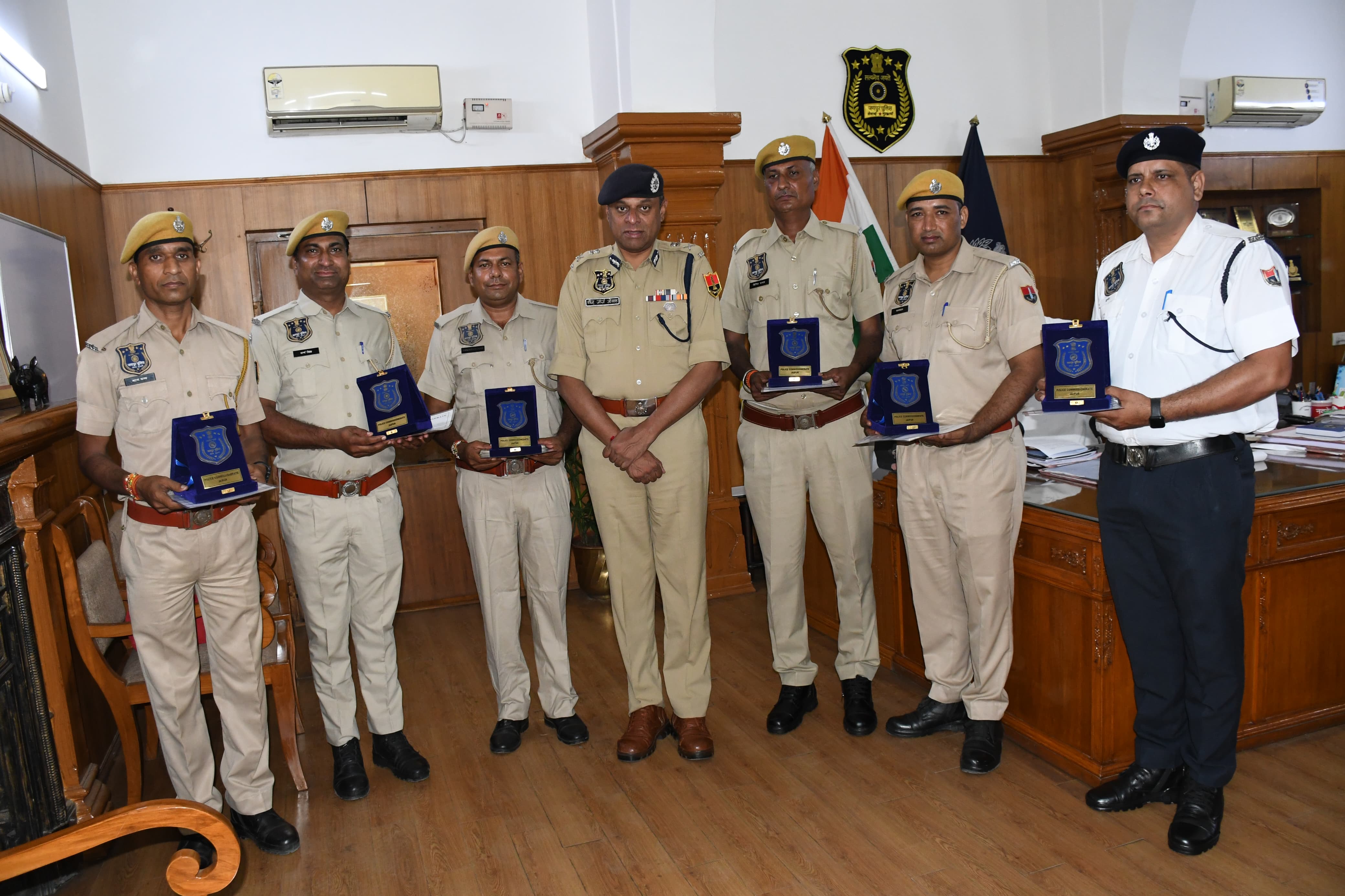 छह पुलिसकर्मी ‘‘कांस्टेबल ऑफ दी मंथ’’ के अवार्ड से सम्मानित