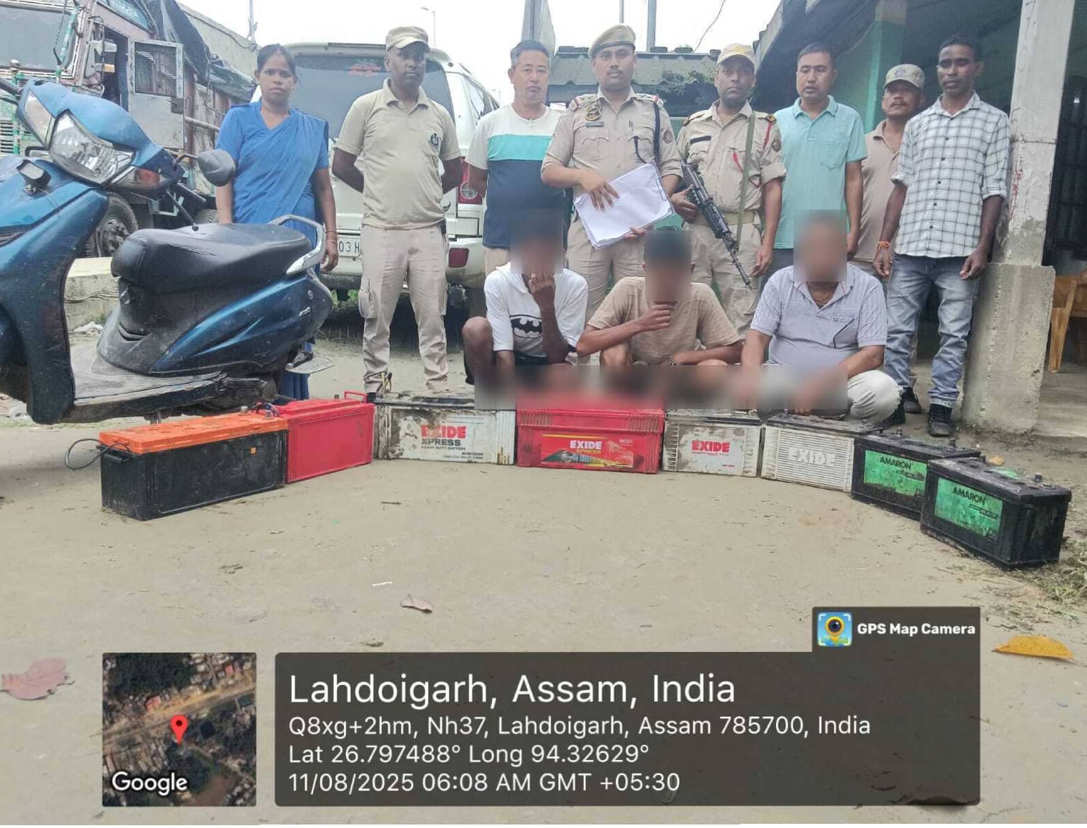 वाहन बैटरियों की चोरी के गिरफ्तार तीन आरोपितों की तस्वीर।