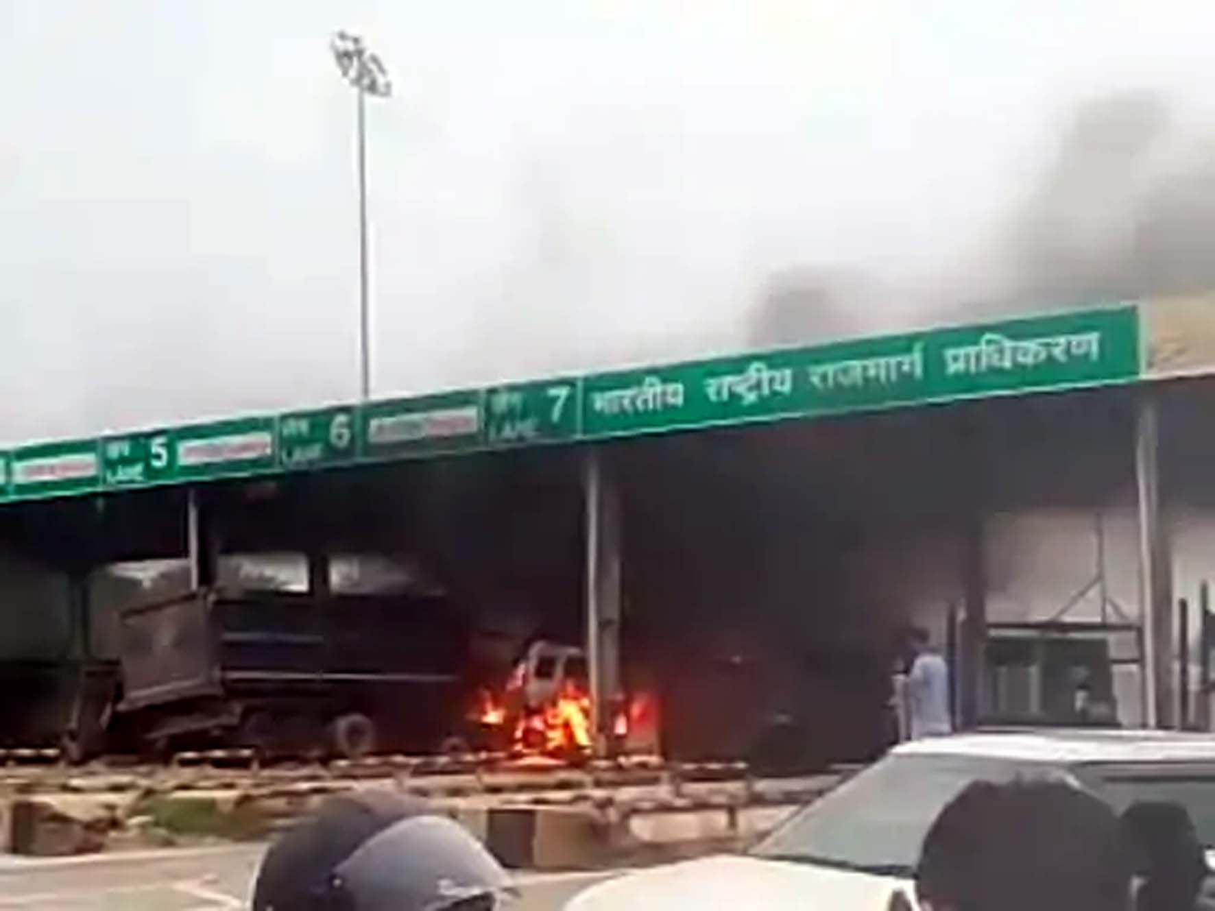 लांधड़ी टोल पर जलता हुआ ट्राला। लांधड़ी टोल पर जलता हुआ ट्राला।