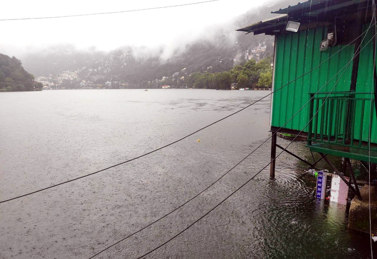 भारी बारिश के बाद नैनी झील