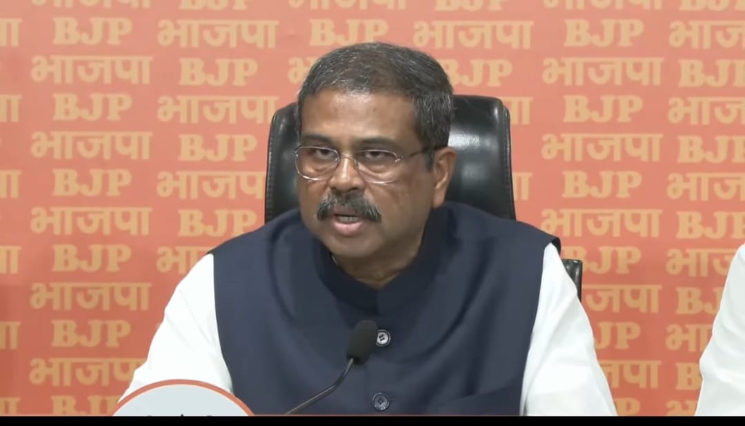 केन्द्रीय मंत्री धर्मेन्द्र प्रधान प्रेसवार्ता को संबोधित करते हुए