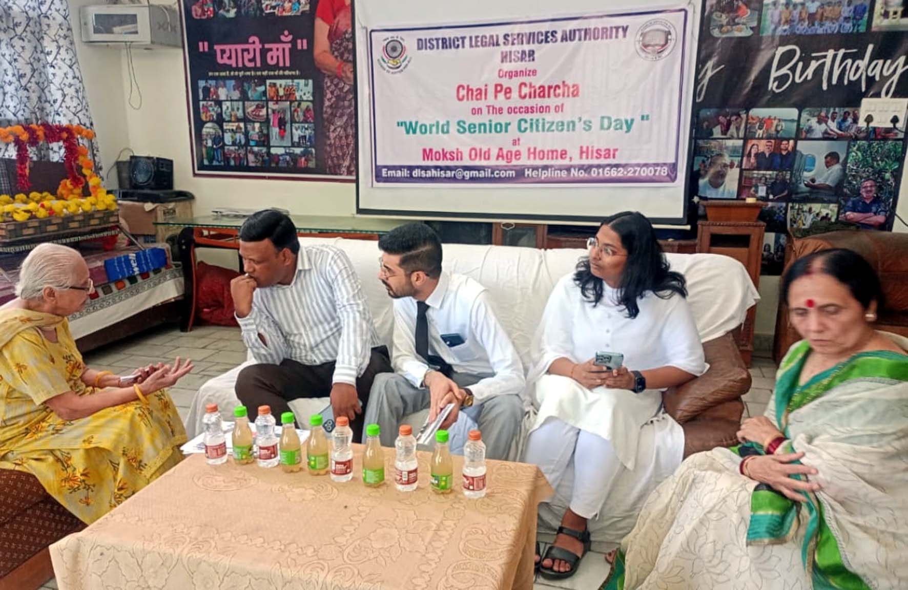 चाय पर चर्चा कार्यक्रम में उपस्थित सीजेएम अशोक कुमार व अधिकारीगण।