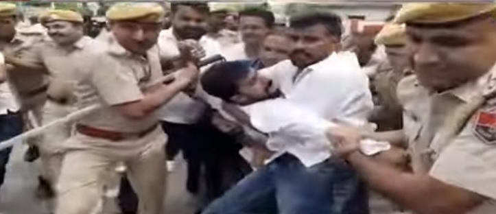 स्मार्ट सिटी घोटालों के विरोध में युवा कांग्रेस का प्रदर्शन, पुलिस से झड़प के बाद कार्यकर्ता हिरासत में स्मार्ट सिटी घोटालों के विरोध में युवा कांग्रेस का प्रदर्शन, पुलिस से झड़प के बाद कार्यकर्ता हिरासत में
