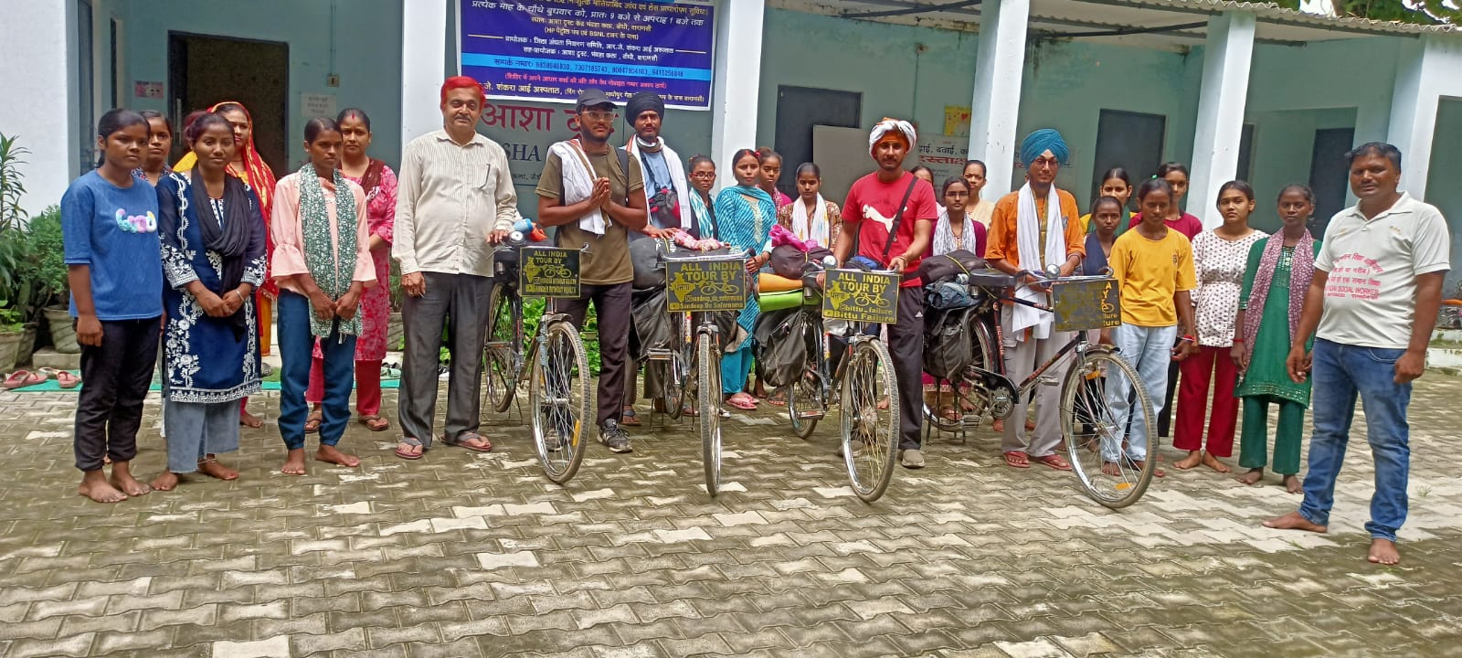 नशा उन्मूलन जन चेतना साइकिल यात्रियों का स्वागत करते वाराणसी के युवा