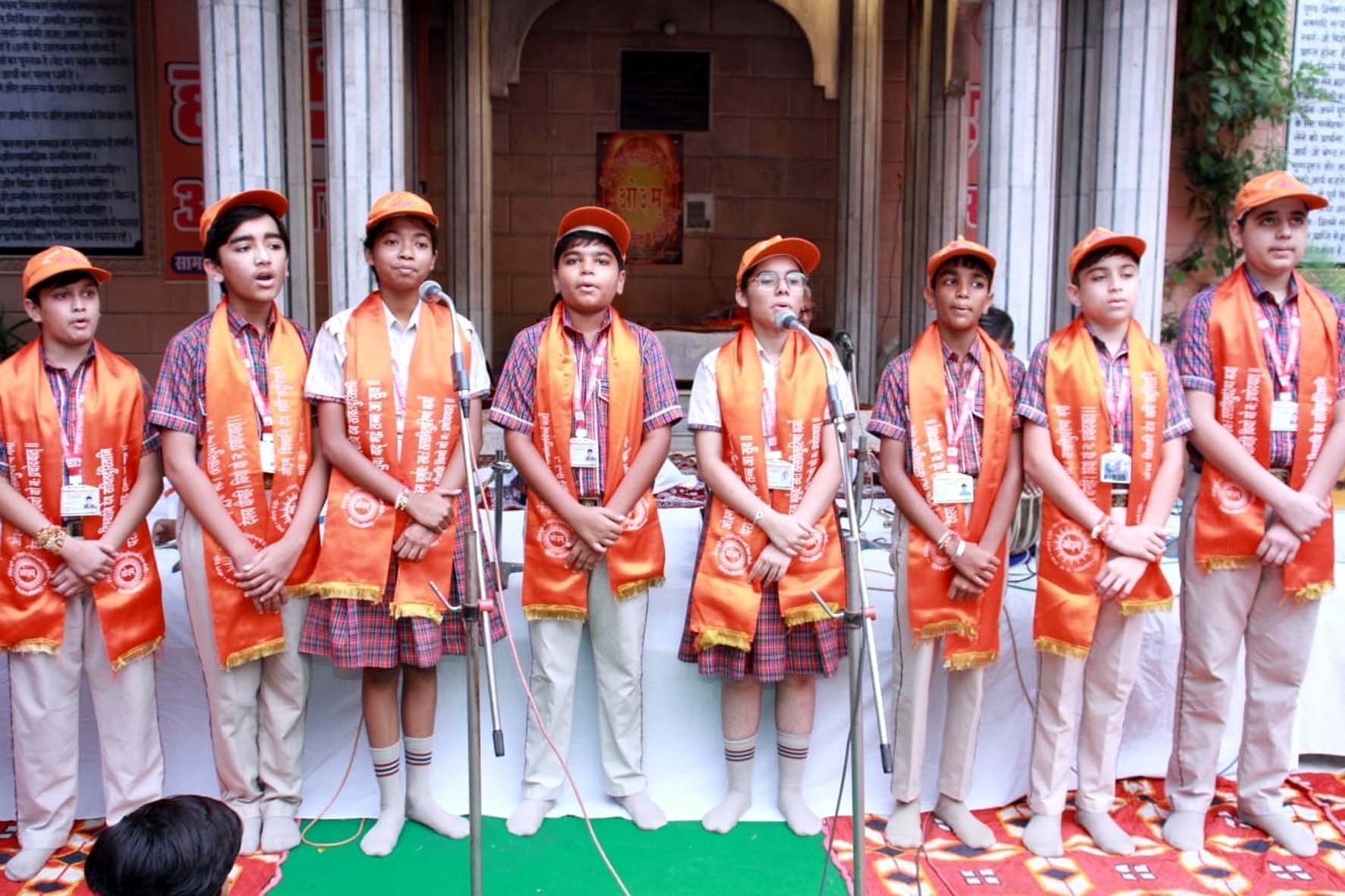वेद प्रचार एवं श्रावणी उपाक्रम में भजन प्रस्तुत करते बच्चे।