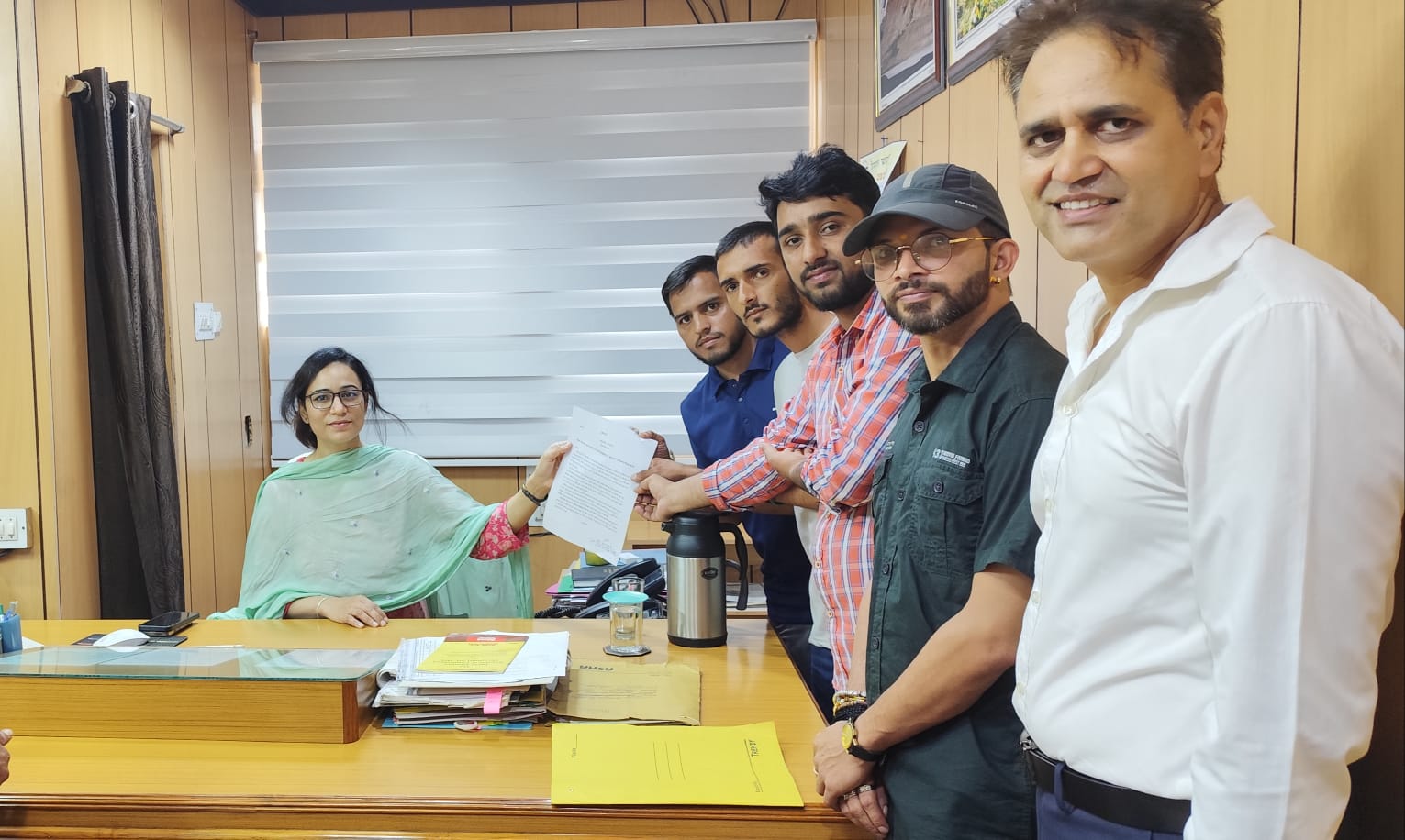 राज्यपाल को एसडीएम के माध्यम से ज्ञापन भेजते हुए।