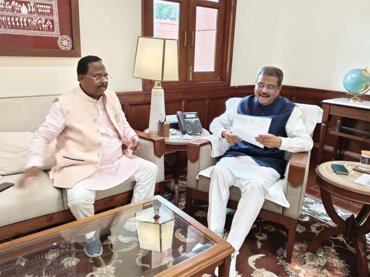 मंत्री राम विचार नेताम मंत्री धमेन्द्र प्रधान से दिल्ली स्थित उनके निवास कार्यालय में सौजन्य मुलाकात की